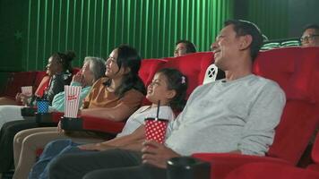 divers mensen genieten aan het kijken komedie bioscoop in film theaters. Aziatisch gezinnen en andere publiek hebben pret met vermaak levensstijl met film shows, gelukkig lachend, en vrolijk glimlacht samen. video