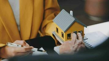 real inmuebles agente y cliente firma contrato a comprar casa, seguro o préstamo real finca.alquiler un casa, consigue seguro o préstamo real inmuebles o propiedad. video