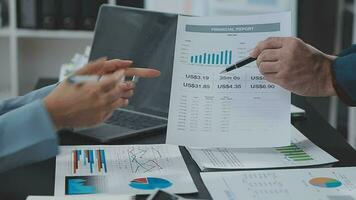 närbild av affärsteam som analyserar inkomstdiagram och grafer med modern bärbar dator. affärsanalys och strategikoncept. video