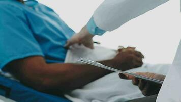 médecin et patient séance et parlant à médical examen à hôpital bureau, fermer. thérapeute remplissage en haut des médicaments histoire enregistrements. médicament et soins de santé concept. video