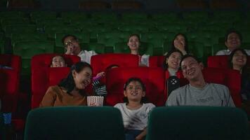 groupe de asiatique Sénior copains en train de regarder comédie film et rire à le cinéma avec pop corn video