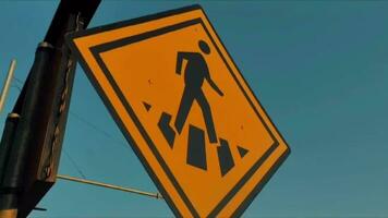 vide route signe avec Jaune avertissement symbole dans bleu ciel video
