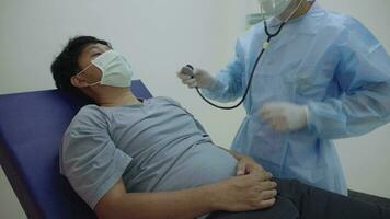 das Arzt platziert ein Stethoskop auf das männlich Patienten Truhe zu hören Herz Bewertung und Atmung. video