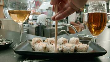 comendo Sushi rolos dentro japonês restaurante video