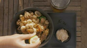 misturado frutos do mar tempura com servido com Cerveja video