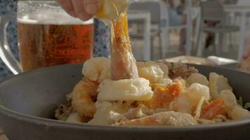 Mariscos tempura plato en al aire libre restaurante video