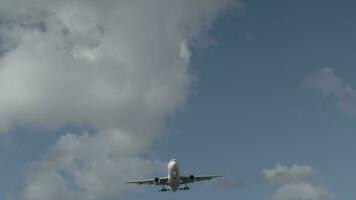 suchen beim Flugzeug auf Ansatz, Jet fliegend Overhead video