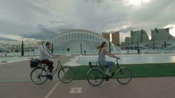 em bicicletas ao longo a cidade do artes e ciências video