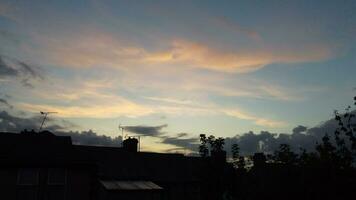 alto ángulo ver de hermosa nubes y cielo terminado lutón ciudad durante puesta de sol video