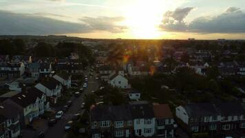 alto angolo Visualizza di bellissimo nuvole e cielo al di sopra di luton città durante tramonto video