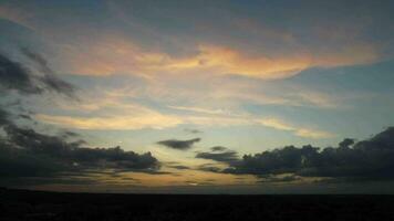 Alto ângulo Visão do lindo nuvens e céu sobre luton cidade durante pôr do sol video