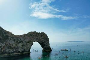 más hermosa alto ángulo ver de británico paisaje y mar ver de durdle puerta playa de Inglaterra genial Bretaña, Reino Unido. imagen estaba capturado con drones cámara en septiembre 9, 2023 foto