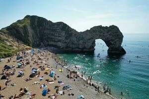 más hermosa alto ángulo ver de británico paisaje y mar ver de durdle puerta playa de Inglaterra genial Bretaña, Reino Unido. imagen estaba capturado con drones cámara en septiembre 9, 2023 foto