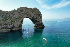 más hermosa alto ángulo ver de británico paisaje y mar ver de durdle puerta playa de Inglaterra genial Bretaña, Reino Unido. imagen estaba capturado con drones cámara en septiembre 9, 2023 foto