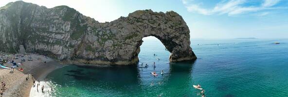 personas a más hermosa alto ángulo ver de británico paisaje y mar ver de durdle puerta playa de Inglaterra genial Bretaña, Reino Unido. imagen estaba capturado con drones cámara en septiembre 9, 2023 foto