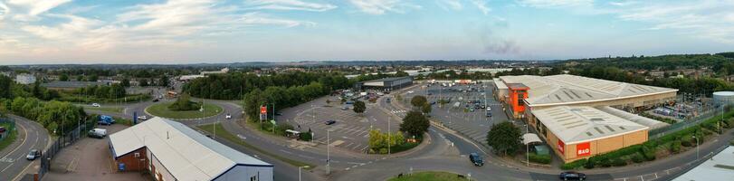 aéreo ver de residencial casas y industrial inmuebles conjunto a amargarse la carretera cerca Farley colinas lutón ciudad, Inglaterra Reino Unido. el alto ángulo imágenes estaba capturado con drones cámara en septiembre 7, 2023 foto