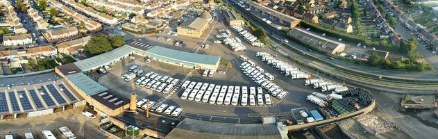 aéreo ver de residencial casas y industrial inmuebles conjunto a amargarse la carretera cerca Farley colinas lutón ciudad, Inglaterra Reino Unido. el alto ángulo imágenes estaba capturado con drones cámara en septiembre 7, 2023 foto