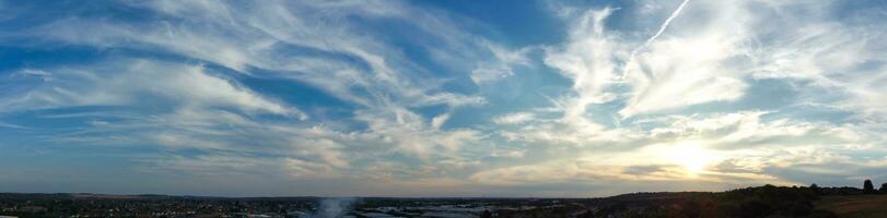 más hermosa panorámico ver de cielo y dramático nubes terminado lutón ciudad de Inglaterra Reino Unido durante puesta de sol. el maravilloso imagen estaba capturado en sep 7, 2023. foto