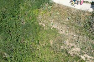 alto ángulo ver de personas son que se acerca a durdle puerta playa cuales es más famoso turista atracción sitio mediante caminando distancia terminado paisaje y sierras. capturado en septiembre 9, 2023 foto