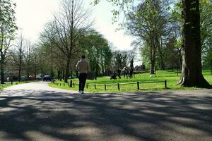 bajo ángulo ver de Wardown museo y público parque de lutón ciudad de Inglaterra genial Bretaña, imagen capturado en un soleado día de abril 19, 2023 foto