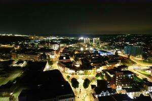 aéreo ver de iluminado céntrico edificios, carreteras y central lutón ciudad de Inglaterra Reino Unido a comenzando de claro clima noche de septiembre 5to, 2023 foto