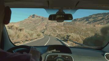 la carretera viaje en el montañas. tenerife paisaje video