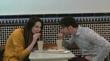 Paar versuchen Horchata im Cafe von valencia video