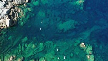 aéreo topo baixa Visão do azul baía dentro lua vale dentro Sardenha video