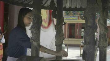 asiático joven mujer entrar antiguo chino templos a hacer mérito y pagar homenaje a monjes video
