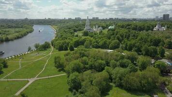 antenne visie van kolomenskoye met kerk van de hemelvaart, Moskou video