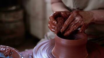 Lavorando nel un' ceramica laboratorio e utensili video