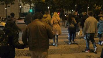 occupé passage clouté dans nuit Paris, France video