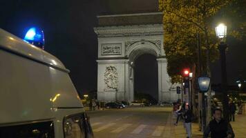 Paris nuit paysage urbain avec rouge circulation et arc de triompher, France video