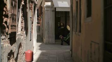 Gassen mit Menschen und Shops im Venedig, Italien video