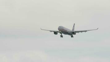 aeroflot Flugzeug absteigend im Seitenwind video