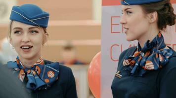 sheremetyevo aeropuerto personal. joven mujer en azul uniforme video