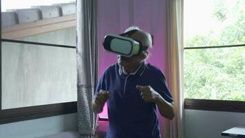 Mens dansen met vr glas, 4k beeldmateriaal video