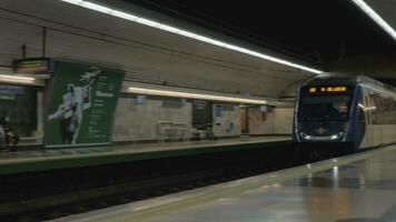 trem chegada para a estação do madri metrô, Espanha video
