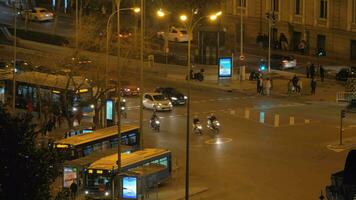 occupé rue avec voiture circulation dans nuit Madrid, Espagne video