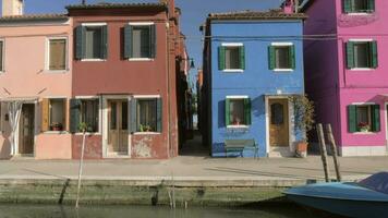 Straße mit traditionell gemalt Häuser im Burano, Italien video