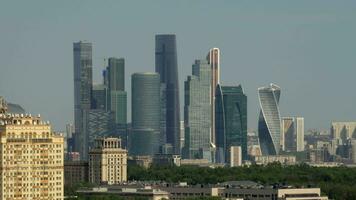 Moskou stad bedrijf centrum Aan zonnig dag video