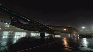 Flugzeug Rückstoß beim das Flughafen, Aussicht beim regnerisch Nacht video