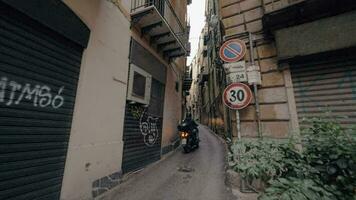 Motorrad im das Gasse von Palermo, Italien video