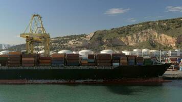 lapso de tiempo de trabajando grua en envase puerto, España video