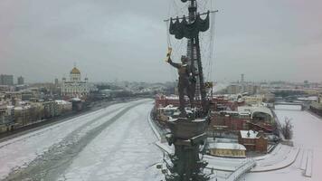 Moscú invierno paisaje urbano con río y pedro el genial estatua, aéreo video