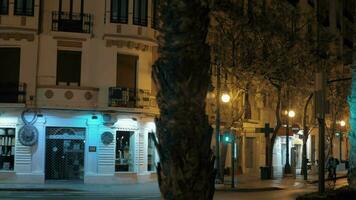 noche caminando en tranquilo calle de Valencia, España video