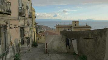 vuoto strada con vecchio squallido case e pavimentata sentiero nel Napoli, Italia video