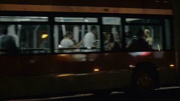 ônibus deixando público transporte Pare dentro tarde cidade. valência, Espanha video