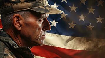 un mayor masculino soldado en militar uniforme en pie en frente de un americano bandera foto