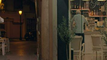 café dentro y fuera de en noche ciudad. Valencia, España video